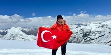 deniz-kayadelen-everestte-turk-bayragini-dalgalandirarak-guinness-rekoru-kirdi-zUeRt6T7.jpg