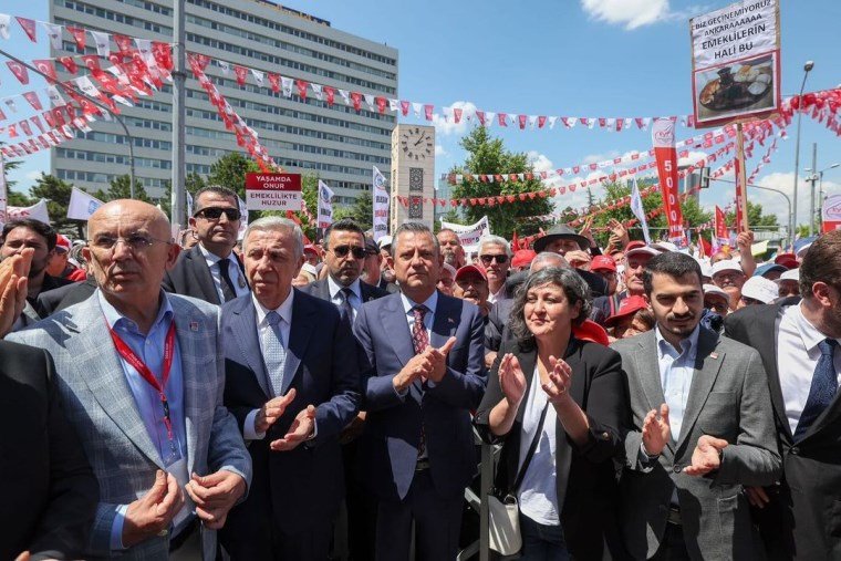 Mitingdeki Gösteriler ve Konuşmalar