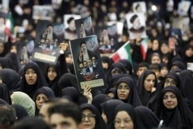 iranlilar-tahran-sokaklarinda-reisiyi-ugurladi-JpLbHzTK.jpg