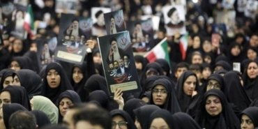 iranlilar-tahran-sokaklarinda-reisiyi-ugurladi-JpLbHzTK.jpg