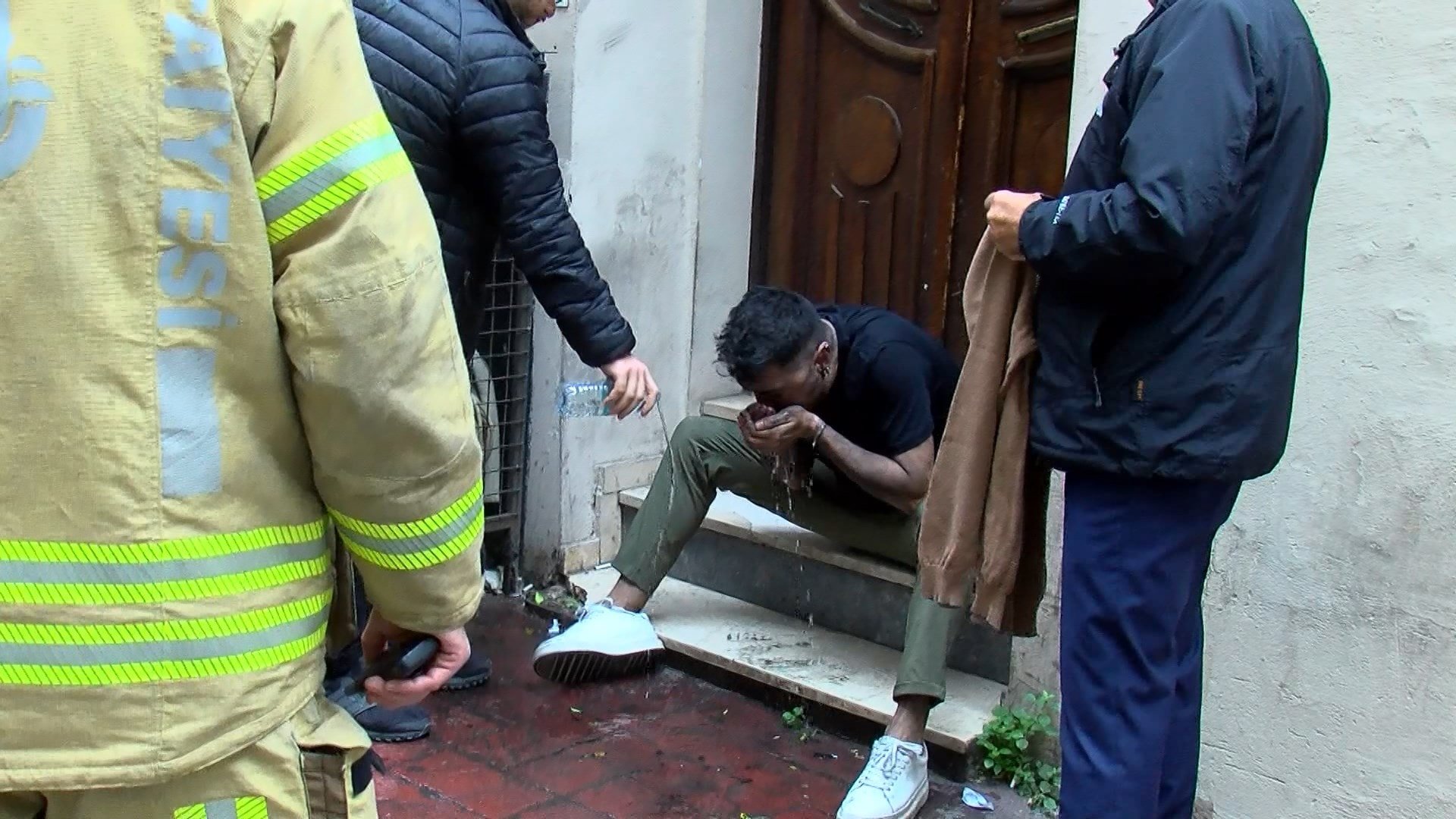 İstanbul Beyoğlu'nda Apart Otelde Çıkan Yangında 2 Kişi Dumandan Etkilendi