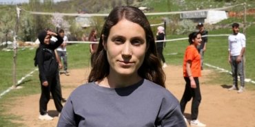 leyla-aladag-koyunde-voleybol-tutkusunu-yesertiyor-piS2Kee1.jpg