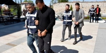 nevsehirde-polis-kiligina-girerek-dolandiricilik-yapan-3-supheli-yakalandi-Qt7BBcTe.jpg