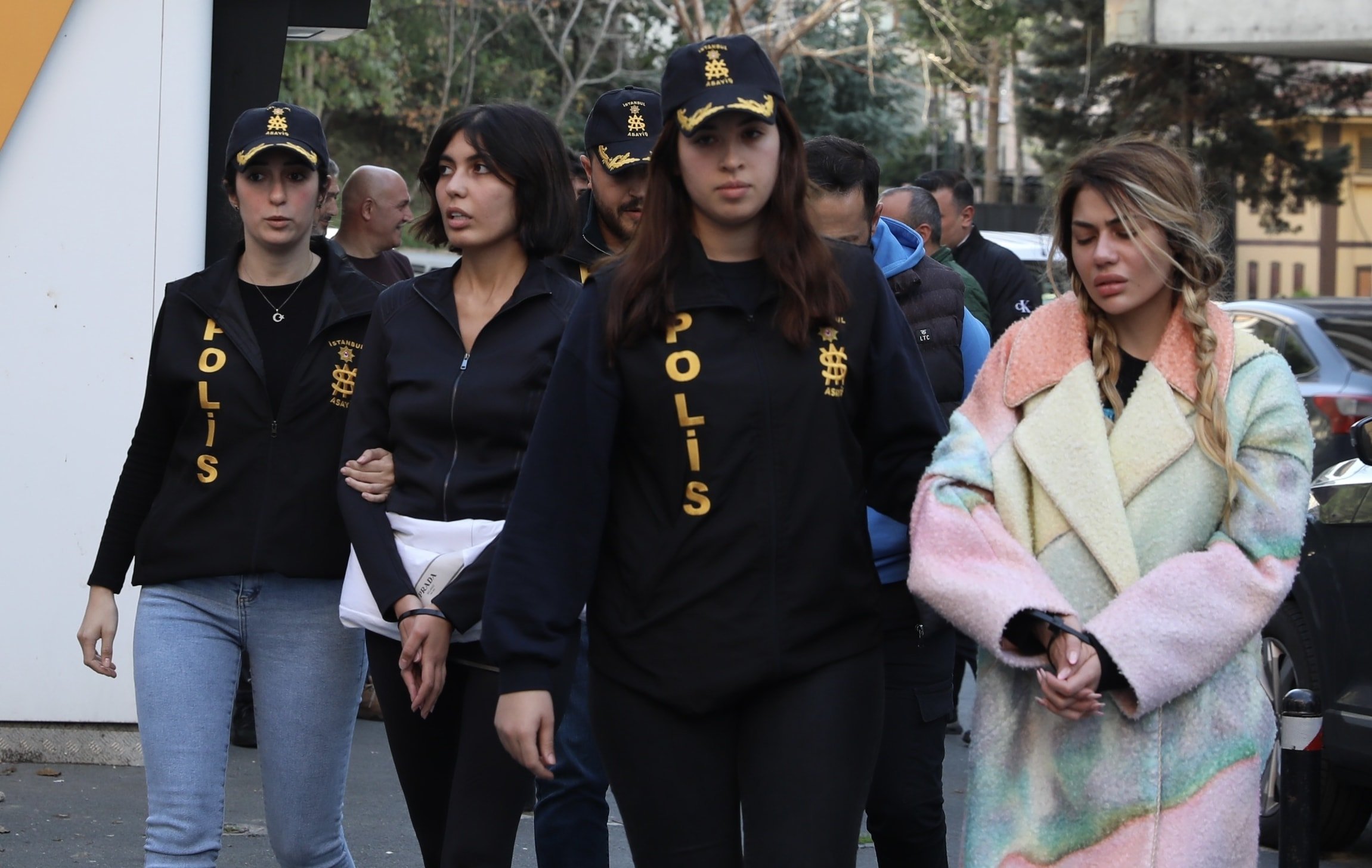 Nihal ve Bahar Candan: Otomobil Dolandırıcılığı ve Cezaevi Deneyimi