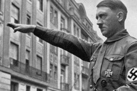 ogretmen-hitler-ve-diktatorlerin-yer-aldigi-tisortle-skandal-yaratti-aqwLNAlf.jpg