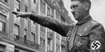 ogretmen-hitler-ve-diktatorlerin-yer-aldigi-tisortle-skandal-yaratti-aqwLNAlf.jpg