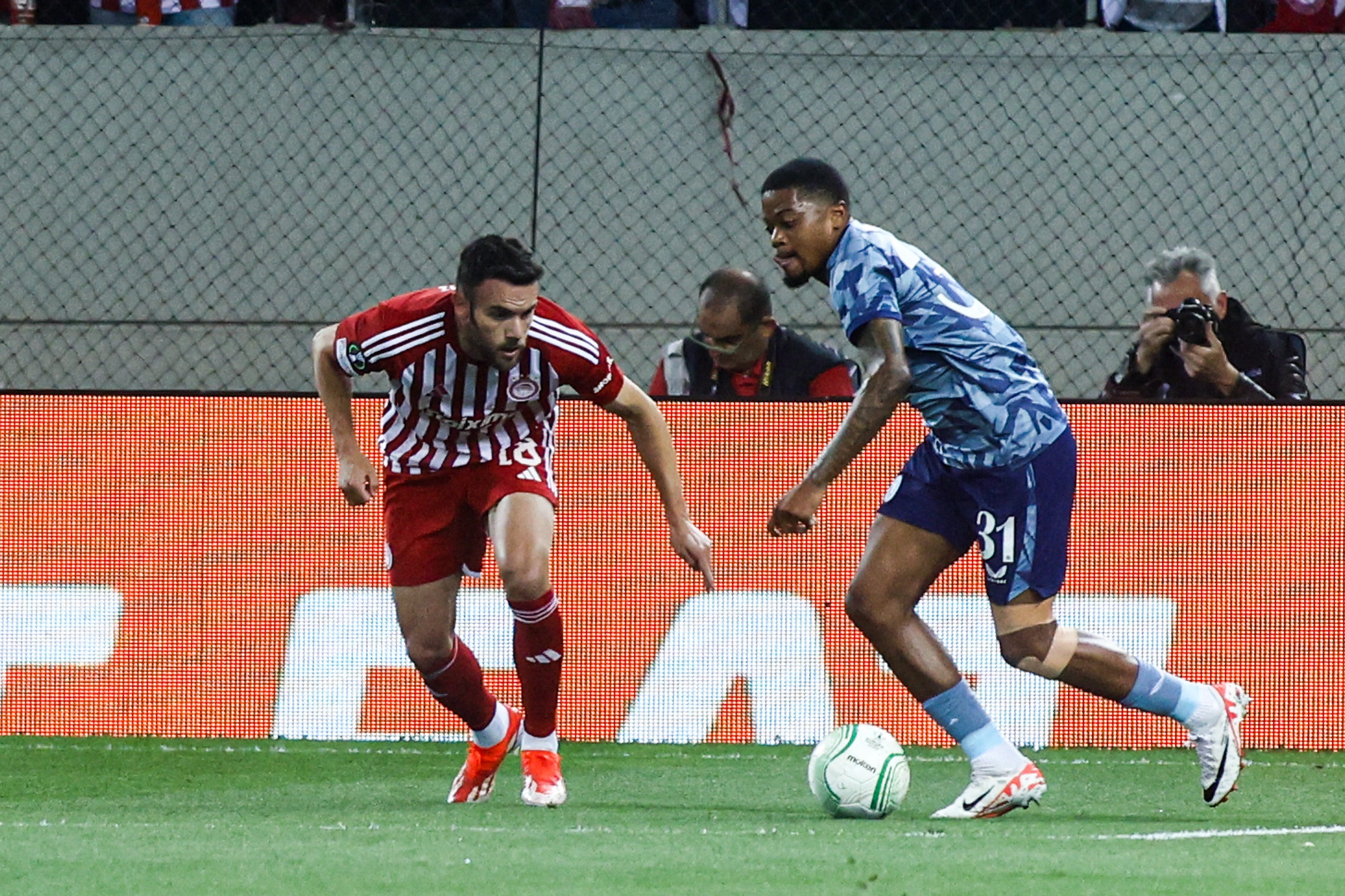  Olympiakos, Aston Villa'yı Yenerek Konferans Ligi Finaline Yükseldi 