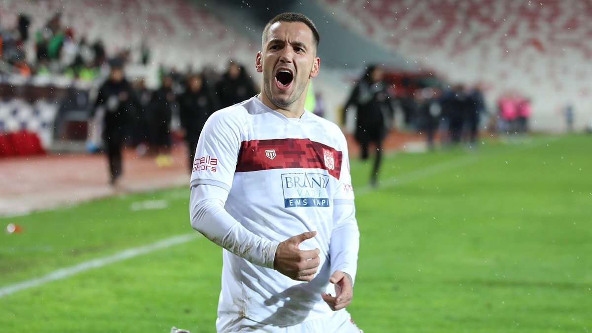 Rey Manaj: Sivasspor'da Yükseliş Hikayesi