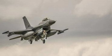 singapur-hava-kuvvetlerine-ait-f-16-dustu