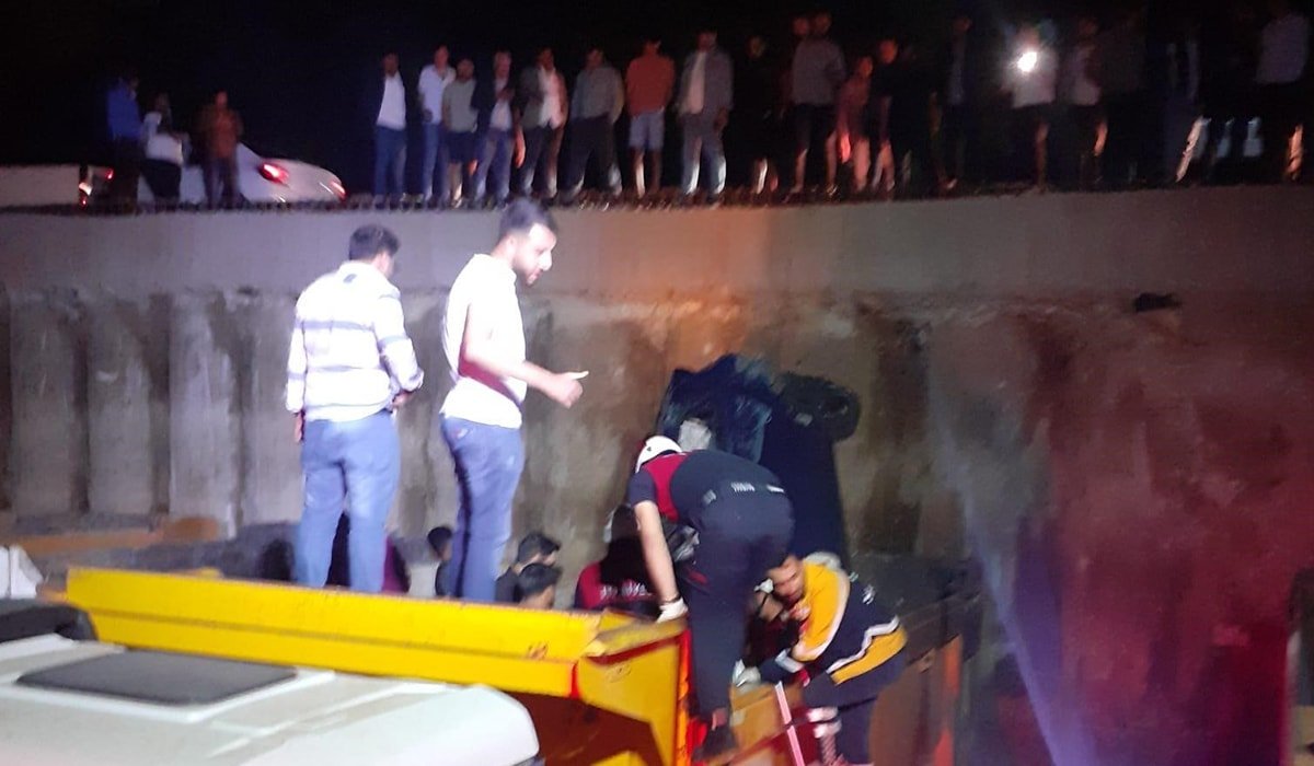 Trafik Kazası Sonucu Araç Köprülü Kavşağa Düştü