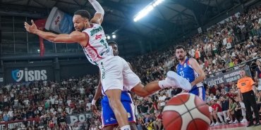 anadolu-efes-pinar-karsiyakayi-maglup-ederek-finale-yukseldi-Np1sUu4I.jpg
