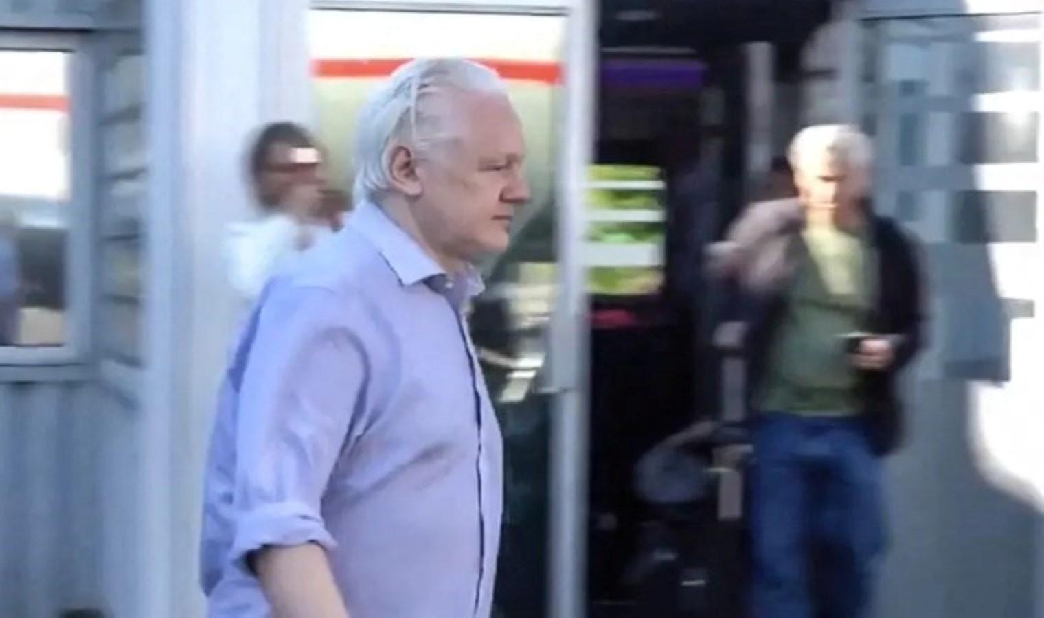 assange-abdye-iade-ediliyor-9qdYx2PP.jpg