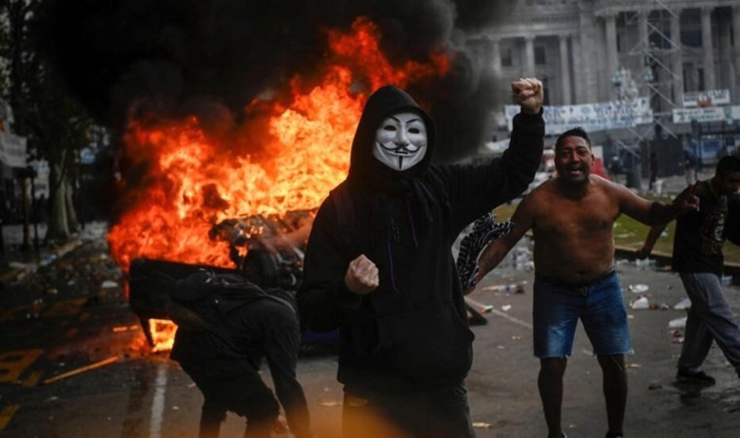 buenos-aireste-ekonomik-reform-protestosu-iktidar-ve-muhalefet-arasindaki-gerginlik-bypKnslV.jpg