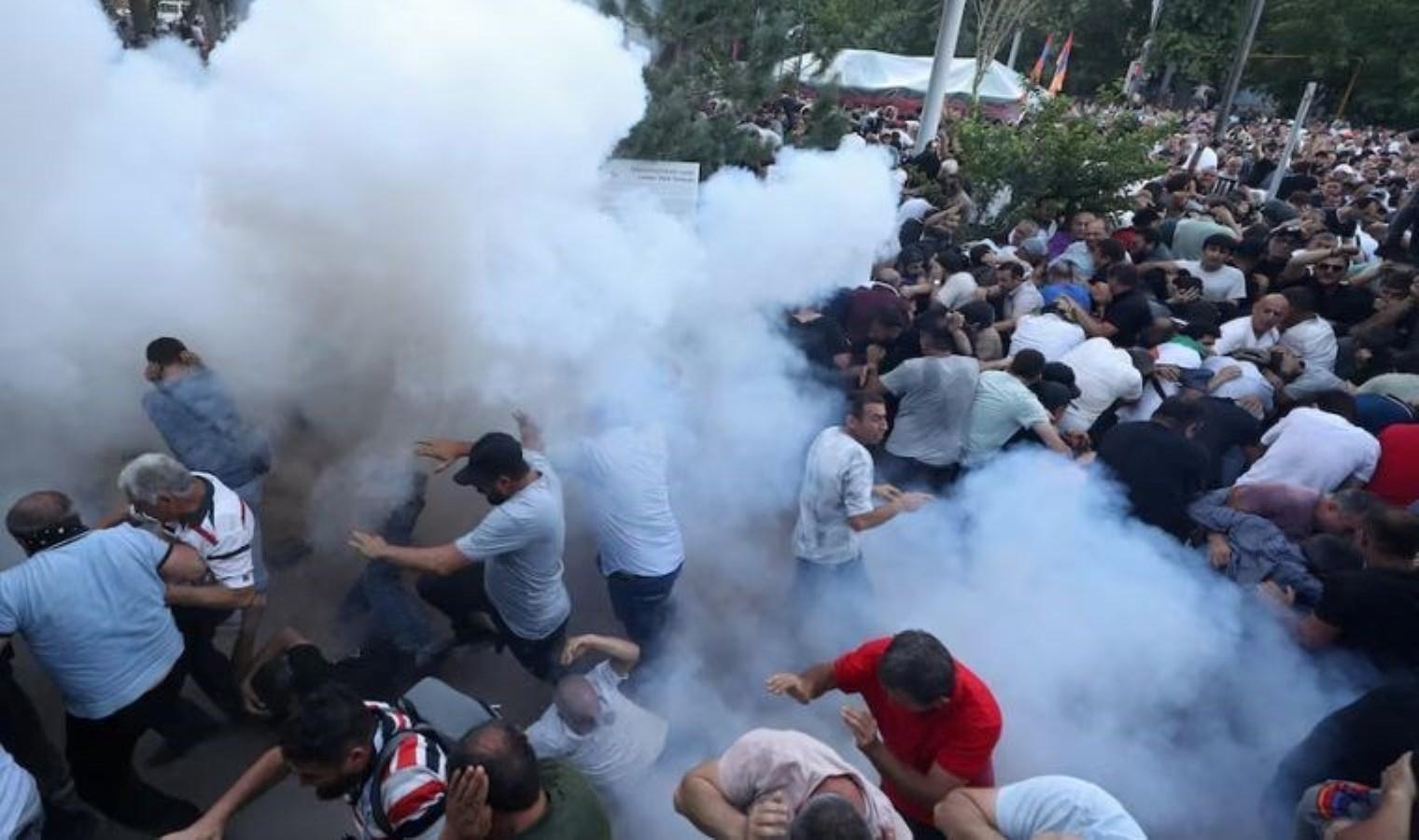 ermenistan-basbakani-pasinyana-karsi-protestolar-ve-catismalar-7Ul5mtHx.jpg