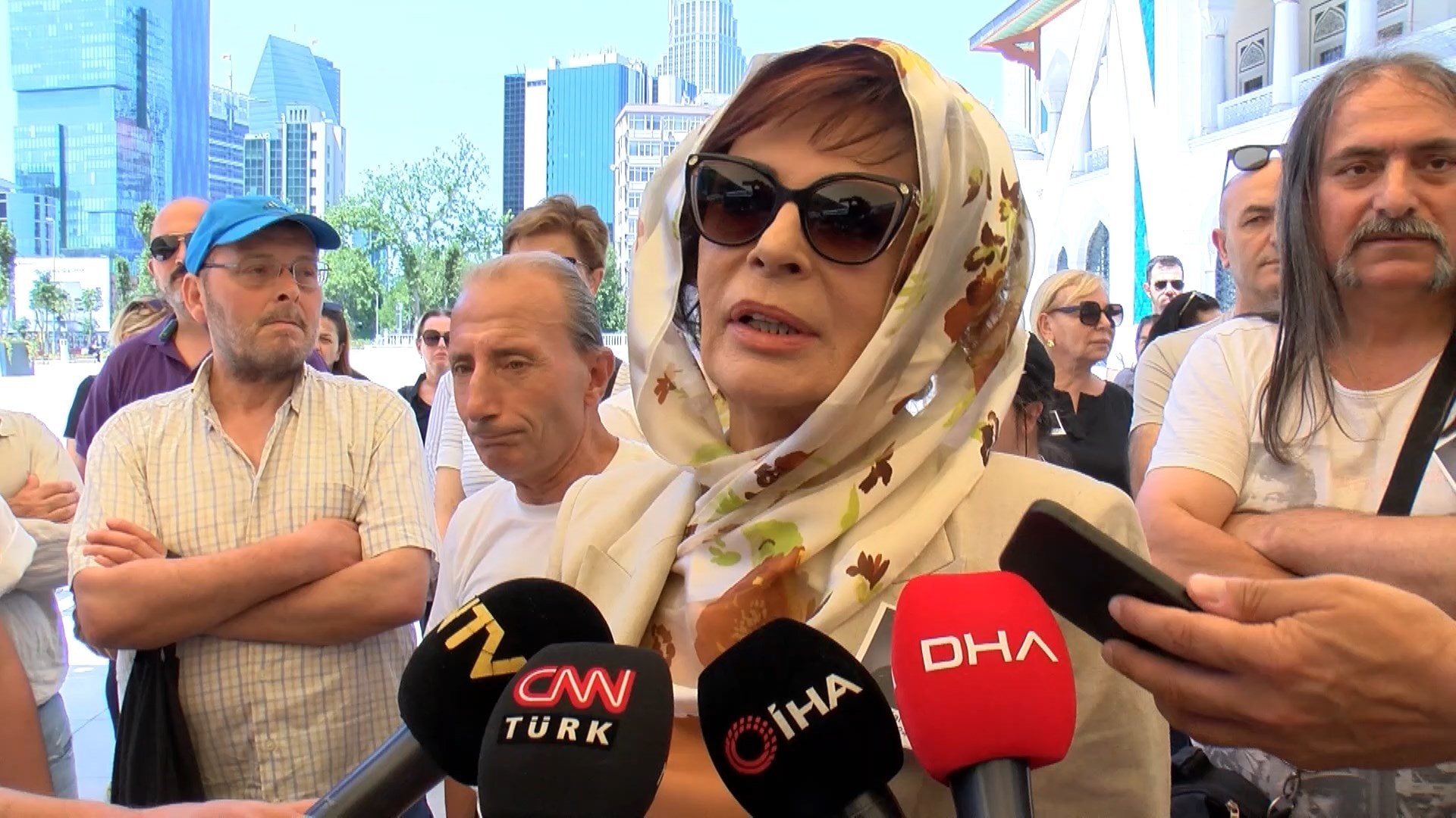 Fatma Karanfil’in Ardından: Sevenlerinin ve Meslektaşlarının Vefatı Üzerine Yorumları