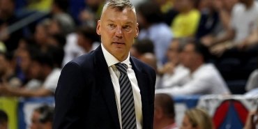 fenerbahce-beko-anadolu-efesi-uzatmada-yendi-2023-2024-basketbol-super-ligi-sampiyonu-EqjICZaW.jpg