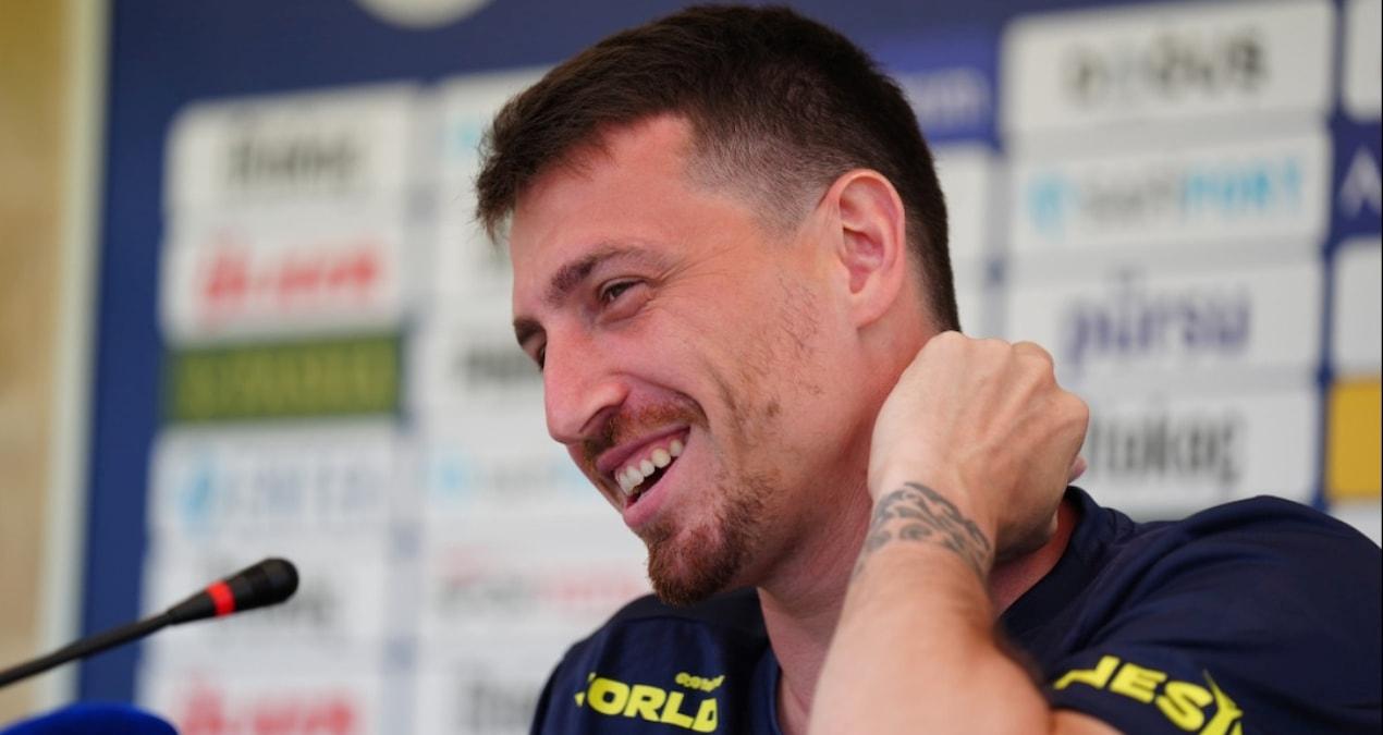 fenerbahce-kampinda-mert-hakan-yandas-basin-toplantisi-duzenledi-vXCLQqsz.jpg