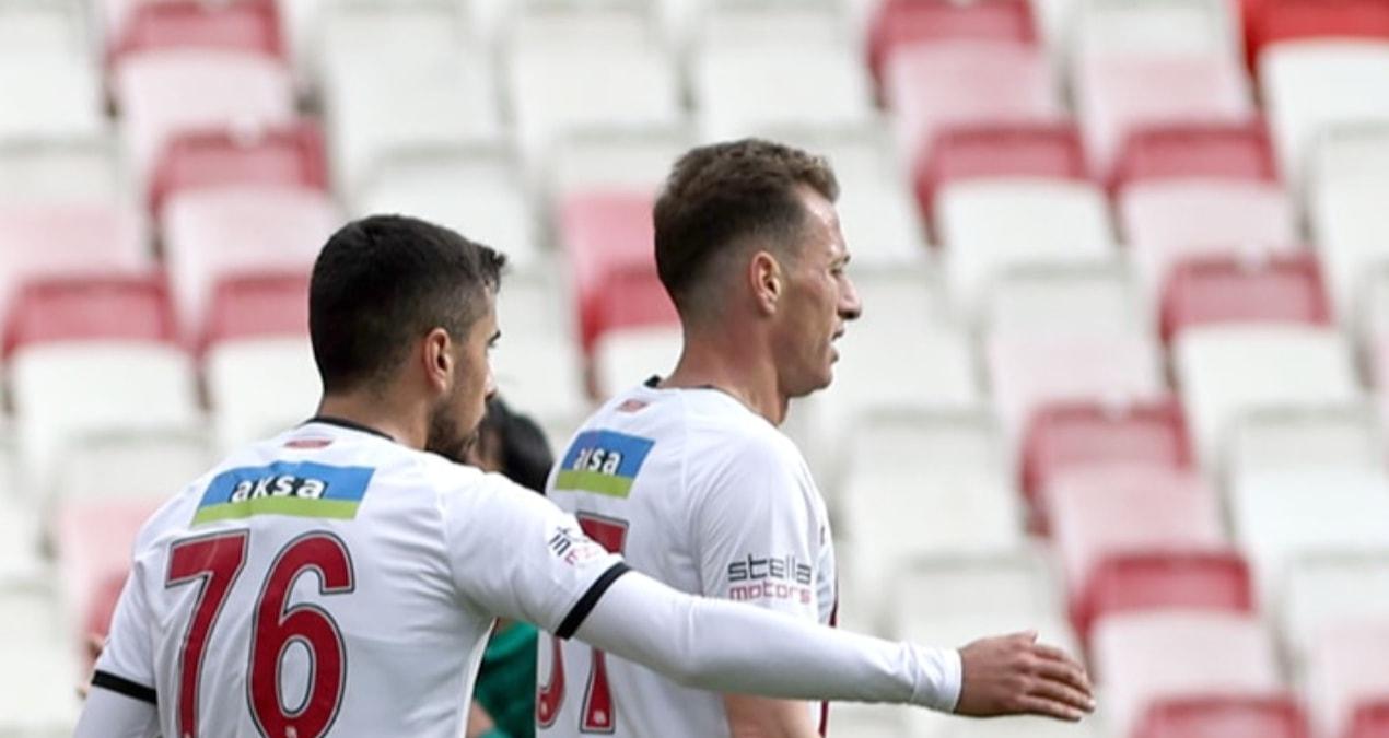 hakan-arslan-sivasspordan-ayrildi-CL5zcTOS.jpg