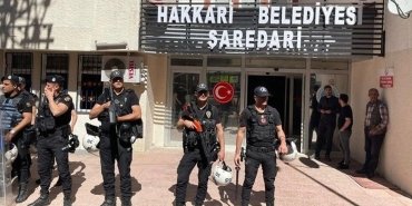 hakkari-belediye-baskani-mehmet-siddik-akisin-gozaltina-alinmasinin-ardindaki-detaylar-TqLHjy3y.jpg
