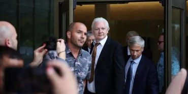 julian-assange-ozgurlugune-kavustu-Ycz8rcwj.jpg