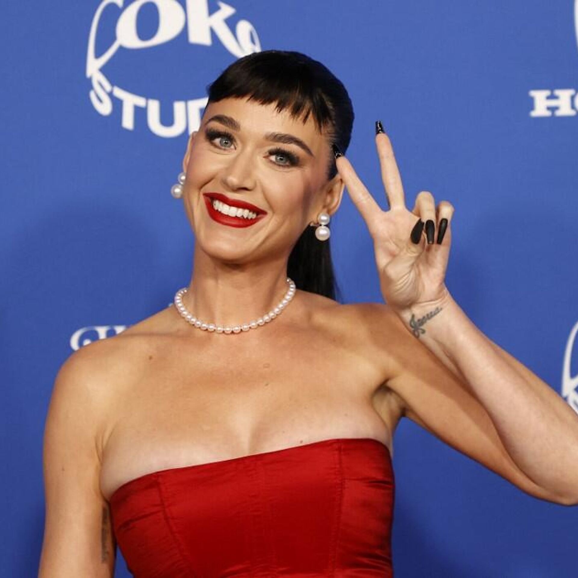Katy Perry'nin Defile İzlerken Tercih Ettiği İlginç Kombin