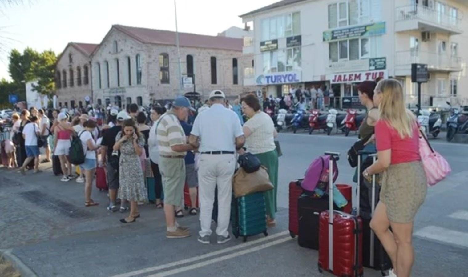 midilliye-feribotla-geciste-kurban-bayrami-yogunlugu-eZOuTUMz.jpg