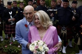 normandiya-cikarmasinin-80-yil-donumu-kutlamalarinda-ozel-bir-nikah-7ApEz37P.jpg