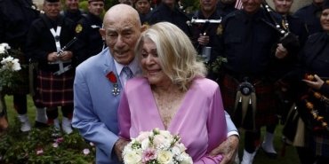 normandiya-cikarmasinin-80-yil-donumu-kutlamalarinda-ozel-bir-nikah-7ApEz37P.jpg
