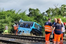 nov-z-mky-yakinlarinda-tren-ve-otobus-carpismasi-g3ZNPYDO.jpg