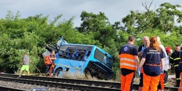 nov-z-mky-yakinlarinda-tren-ve-otobus-carpismasi-g3ZNPYDO.jpg