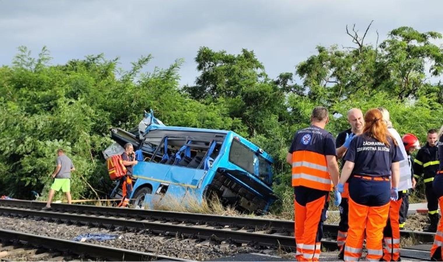 nov-z-mky-yakinlarinda-tren-ve-otobus-carpismasi-g3ZNPYDO.jpg