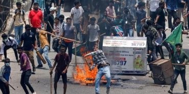 bangladeste-devlet-televizyonuna-saldiri-ve-protestolarin-artisi-aEEhiZwB.jpg