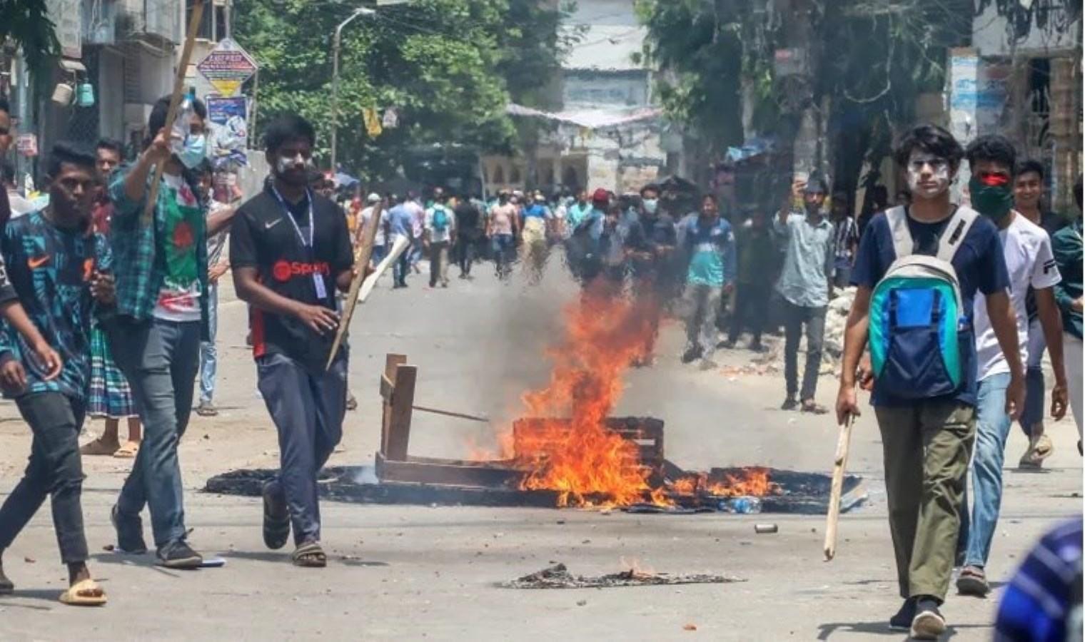 bangladeste-sokaga-cikma-yasagi-ve-protesto-olaylari-Y1ZQtjUX.jpg