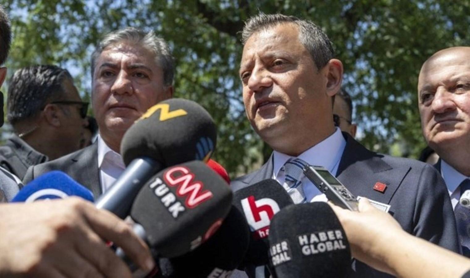 chp-genel-baskani-ozgur-ozel-selcuktaki-orman-yangini-alanini-inceledi-XtQPn2DK.jpg