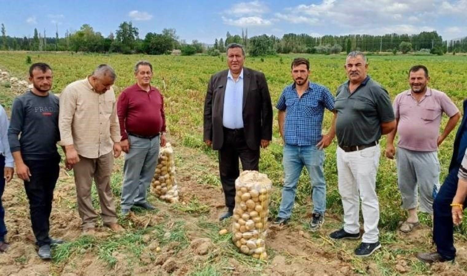 chp-nigde-milletvekili-omer-fethi-gurer-altunhisarda-patates-ureticileriyle-bulustu-OT6XN2eb.jpg