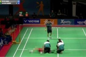 cinli-badminton-oyuncusu-zhang-zhijie-anisina-saygi-durusu-GsGWO414.jpg
