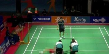 cinli-badminton-oyuncusu-zhang-zhijie-anisina-saygi-durusu-GsGWO414.jpg