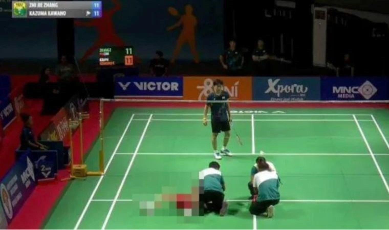 cinli-badminton-oyuncusu-zhang-zhijie-anisina-saygi-durusu-GsGWO414.jpg