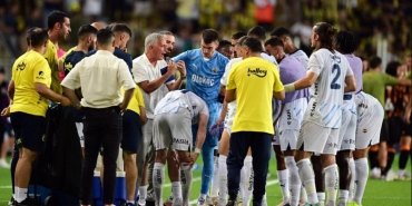 fenerbahce-jose-mourinho-yonetiminde-avrupaya-donuyor-dh9F1v2p.jpg