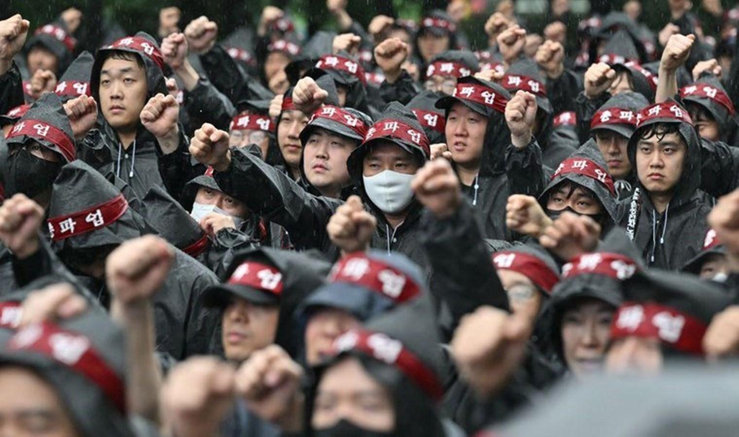 guney-korenin-teknoloji-devi-samsungda-isciler-greve-cikti-tfK9mNIZ.jpg