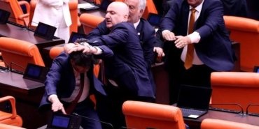 meclis-genel-kurulunda-gerginlik-ali-bozana-saldiri-JJJPa2S6.jpg