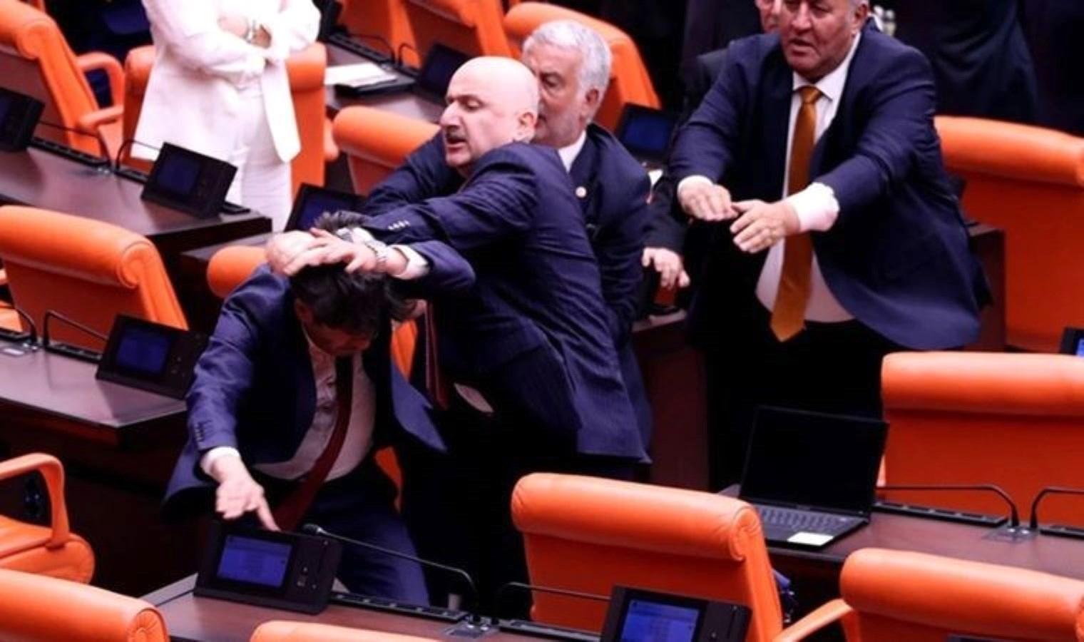 meclis-genel-kurulunda-gerginlik-ali-bozana-saldiri-JJJPa2S6.jpg