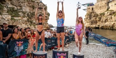 red-bull-cliff-diving-dunya-serisi-polignano-a-marede-OUOZQu2z.jpg