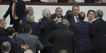 tbmm-genel-kurulunda-gergin-anlar-ve-arbede-Sv3Ijg3w.jpg