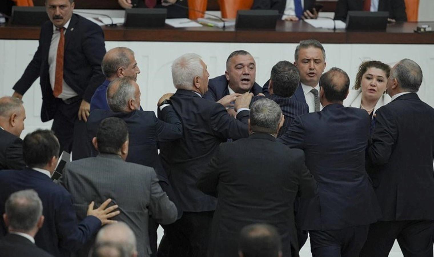 tbmm-genel-kurulunda-gergin-anlar-ve-arbede-Sv3Ijg3w.jpg