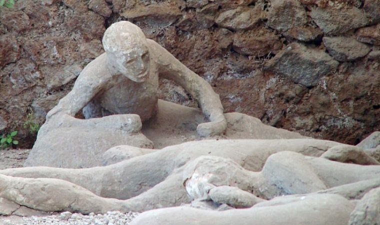 Vezüv Yanardağı'nın Patlaması ve Pompeii'nin Yok Oluşunda Depremin Rolü