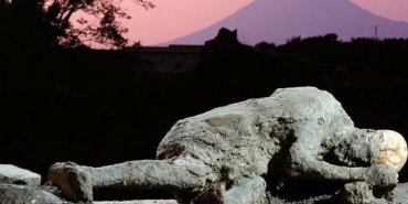 vezuv-yanardaginin-patlamasi-ve-pompeiinin-yok-olusunda-depremin-rolu-PHBbp2Ud.jpg