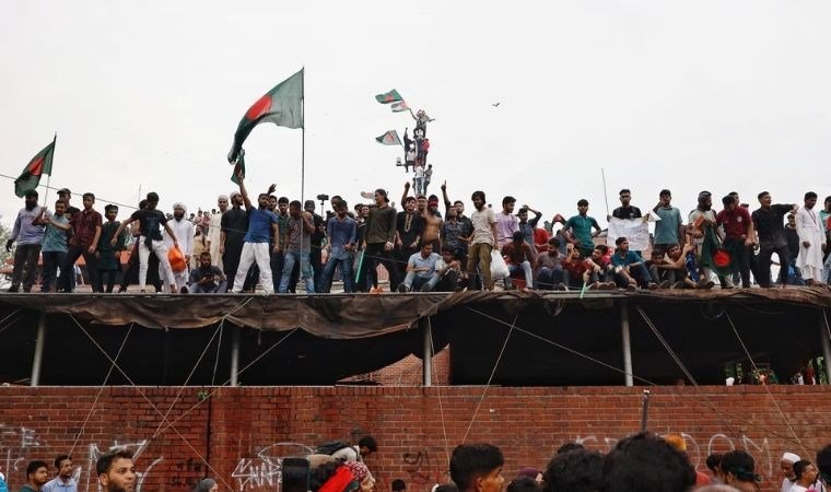 Bangladeş'te Siyasi Kriz Derinleşiyor