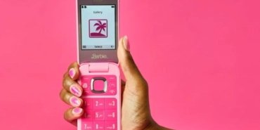 barbie-genclerin-telefon-bagimliligina-yeni-bir-umut-mu-SOWUlTZq.jpg