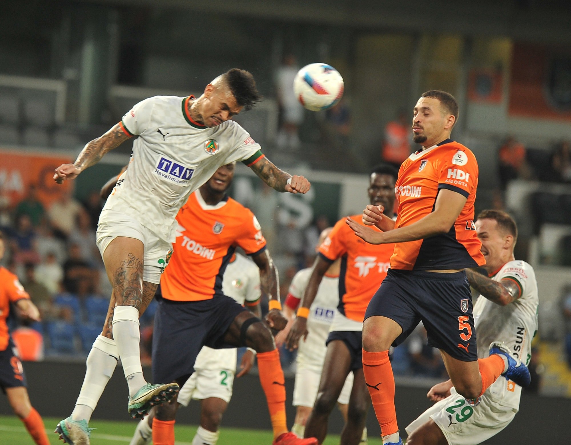 Başakşehir, Alanyaspor'u 4-2 Yenerek İlk Galibiyetini Aldı
